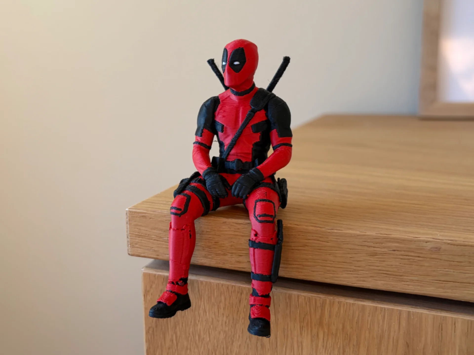 Figura Deadpool Sentado na Prateleira