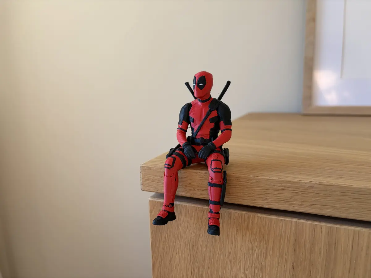 Figura Deadpool Sentado na Prateleira