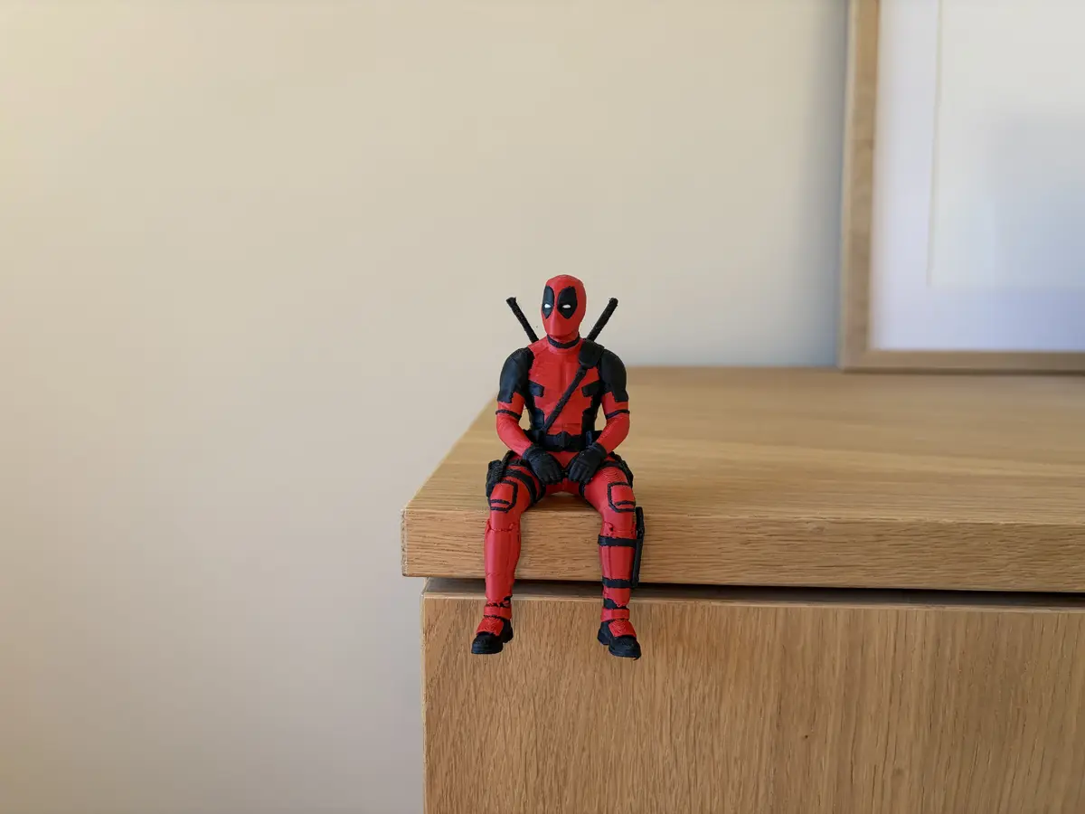 Figura Deadpool Sentado na Prateleira