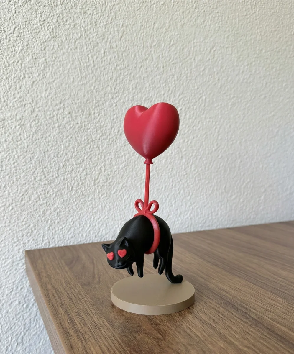 Gato Pendurado com Balão de Coração