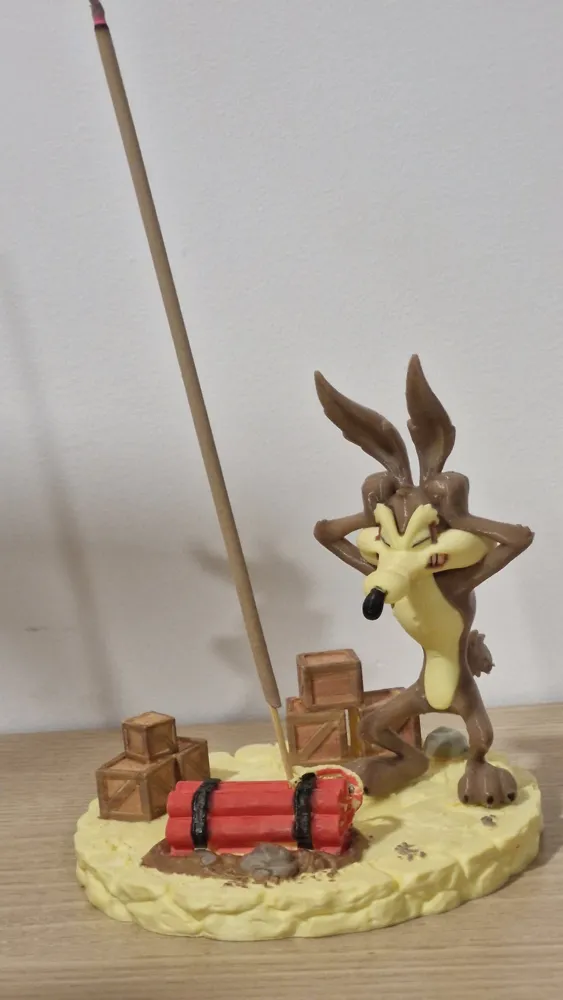 Wile E. Coyote - Diorama e Porta-Incenso Multipeça